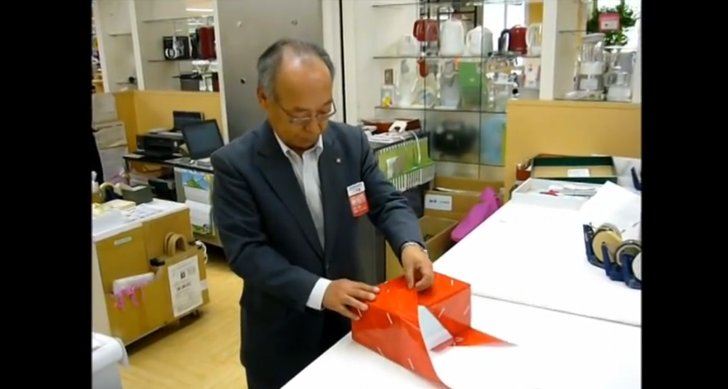 Leer cadeautjes inpakken dankzij deze Japanner