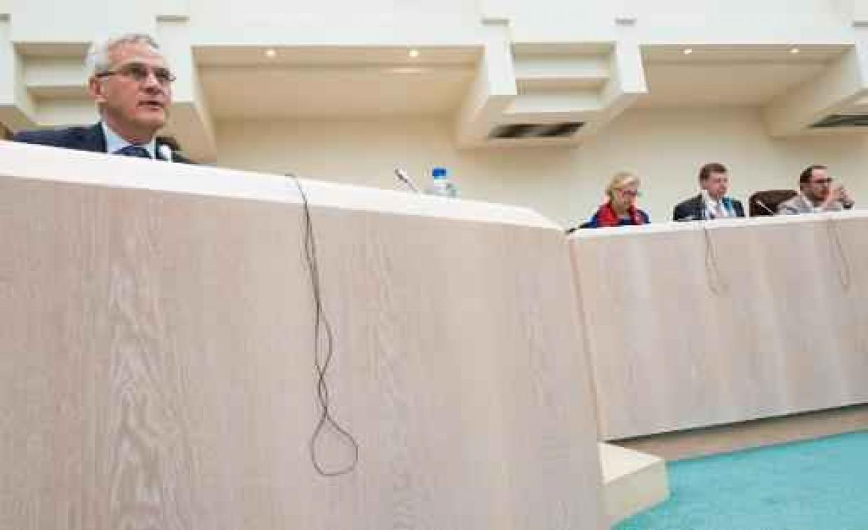 Kris Peeters gelooft in vermindering van aantal naakte ontslagen ING