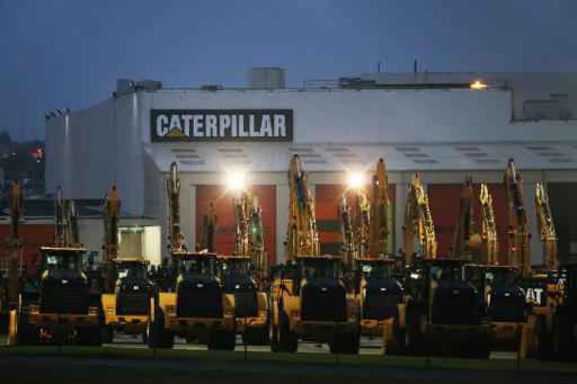 Vier machines en onderdelen verlaten Caterpillarfabriek