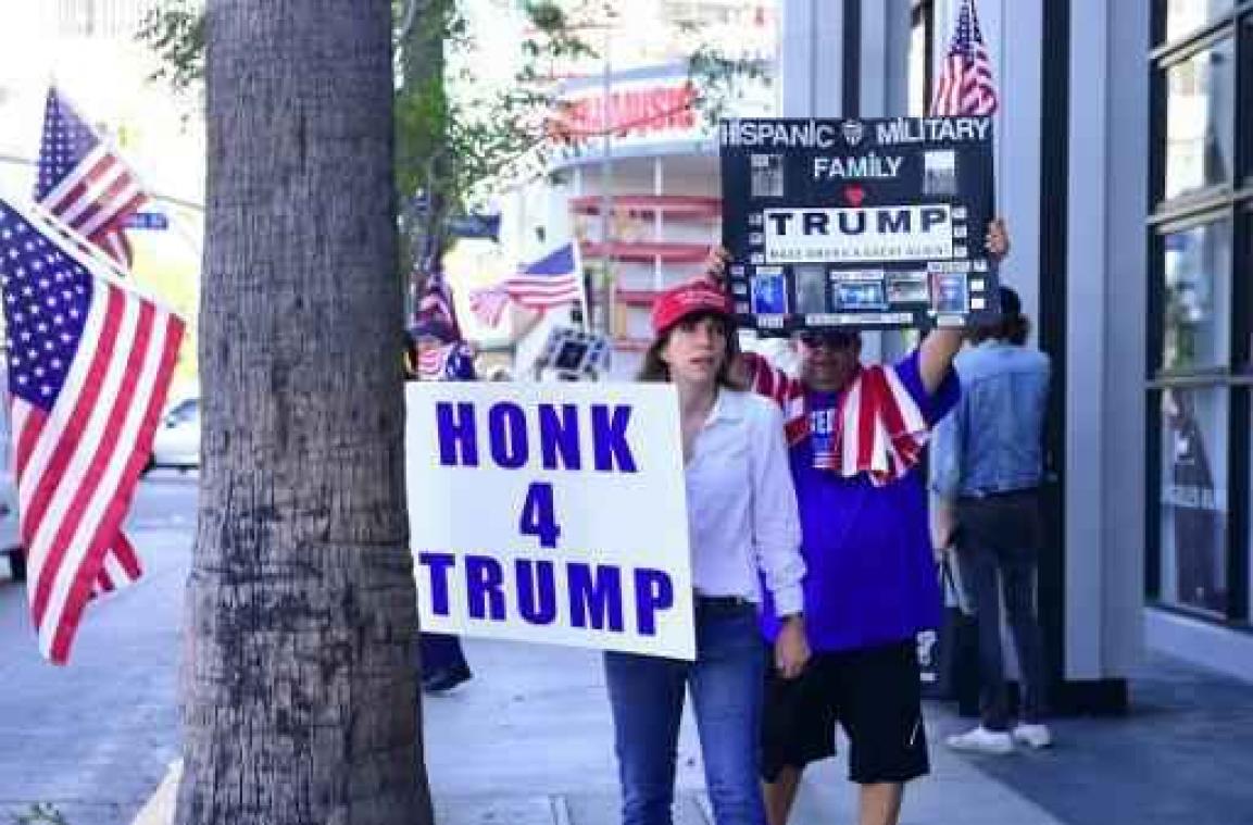 Tientallen Trump-aanhangers betogen voor gebouwen CNN