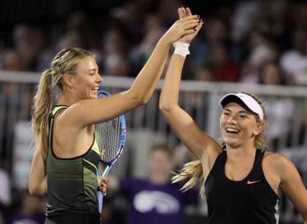 Maria Sharapova laat zich weer zien op een tenniscourt