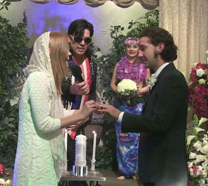 Elvis-imitator leidt huwelijk Shia Labeouf en Mia Roth