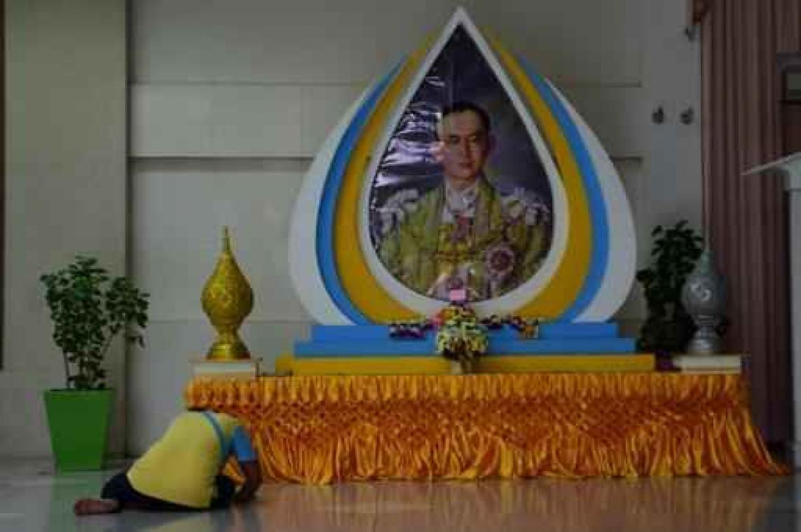 Thai bidden voor zieke koning Bhumibol - Mogelijke aanslagen gepland