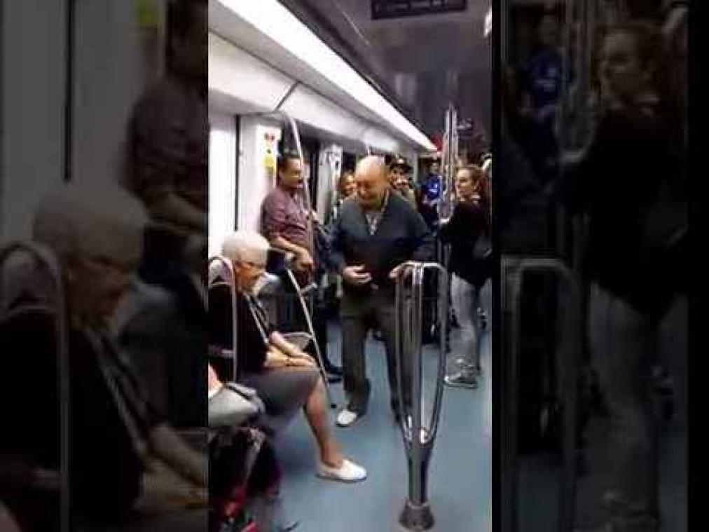 Dansende opa zet metro op stelten