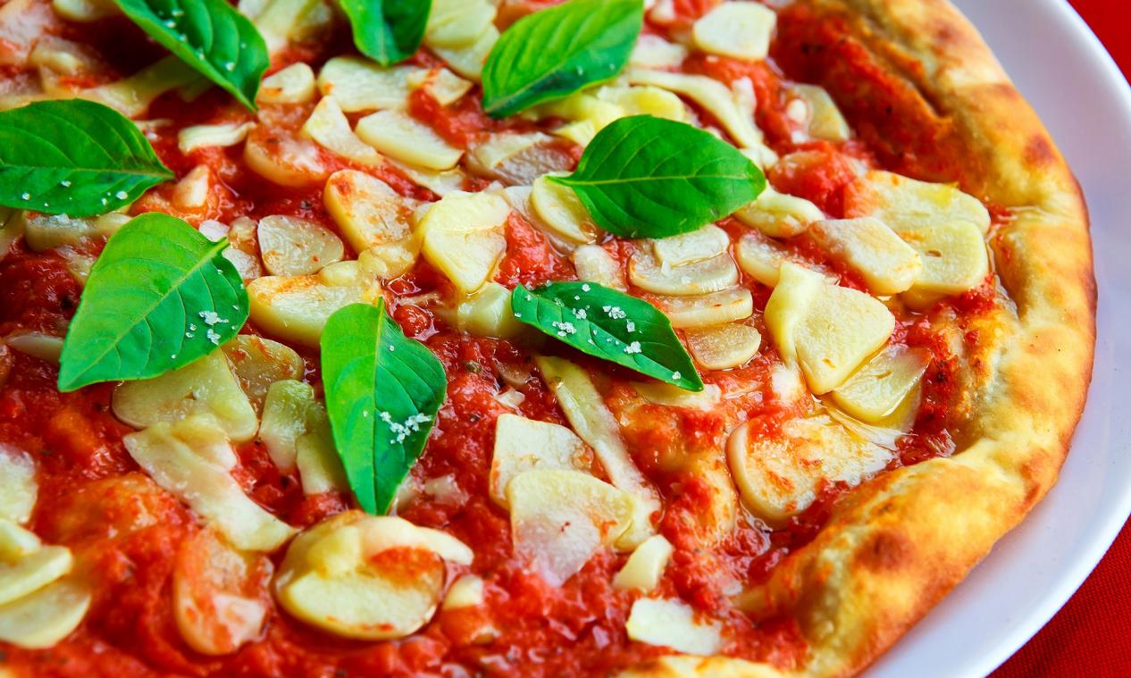 Domino's levert pizza nu ook met een kano