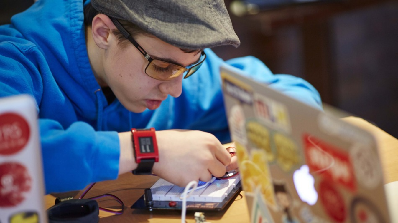 Deze nuttige wearable neemt het tv-programma op als je in slaap dommelt 