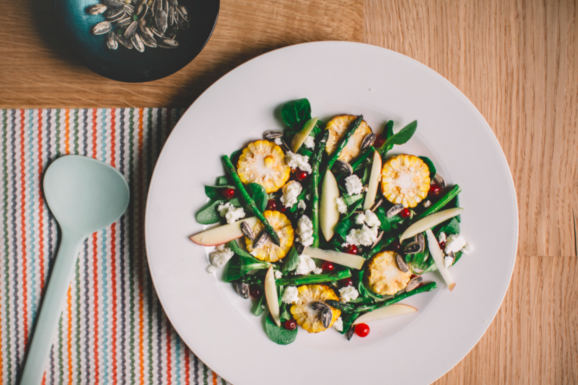 Salade van gegrilde maïs en groene asperges