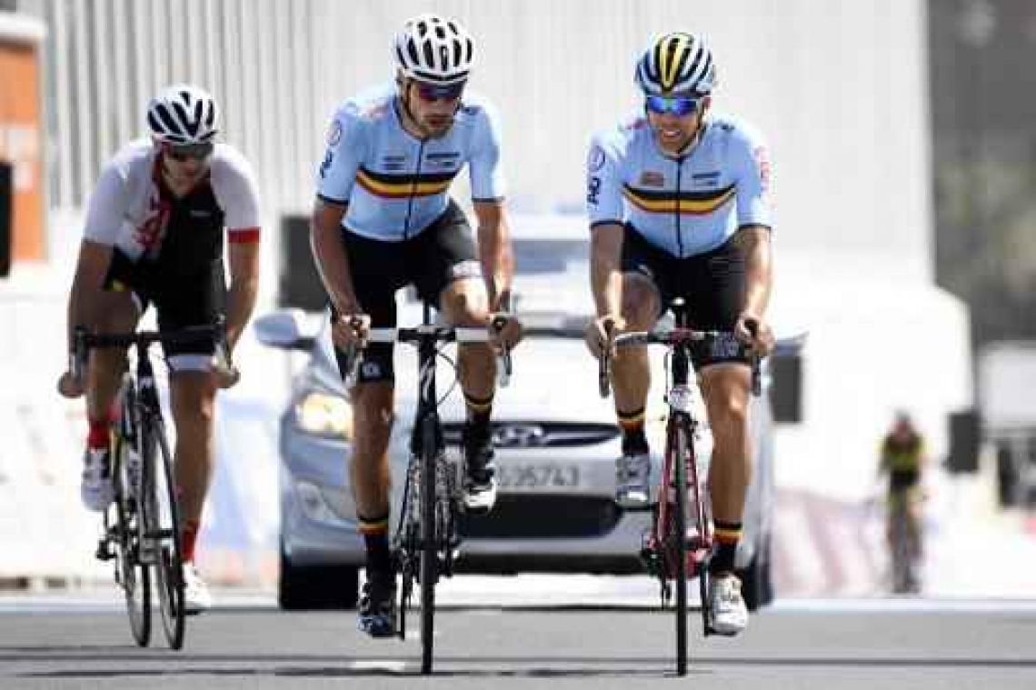WK wielrennen - Wegrit bij mannen elite op gang geschoten