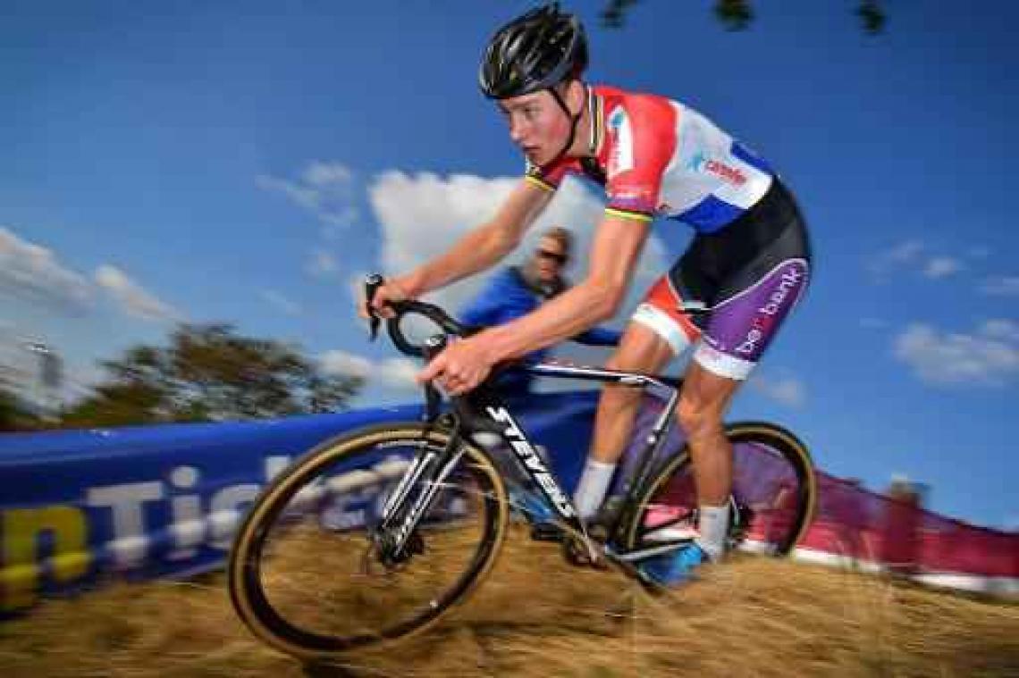 Mathieu van der Poel klopt Van Aert in Zonhoven