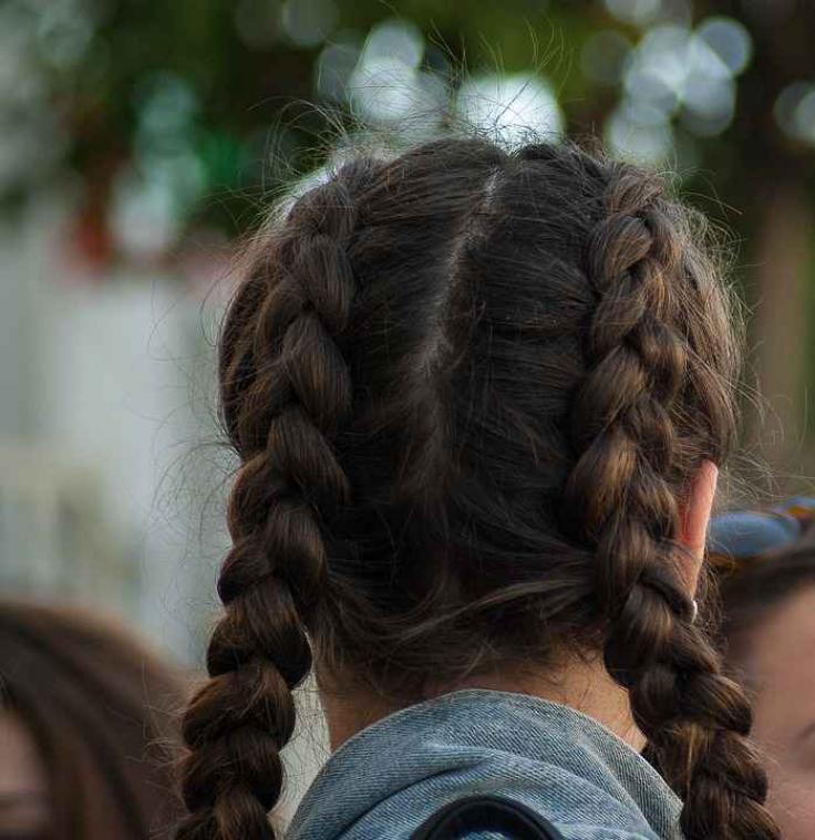 Gescheiden vader geeft cursus haarvlechten voor lotgenoten