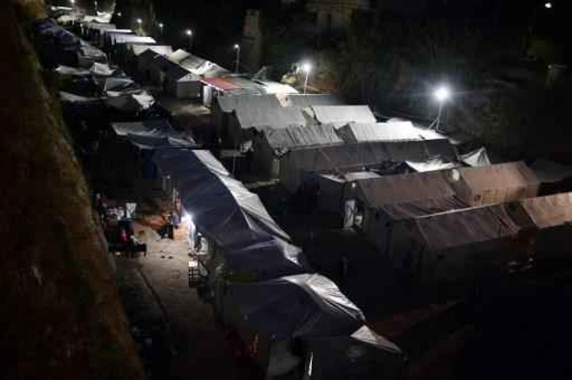 Rellen tussen politie en migranten in de buurt van Grieks vluchtelingenkamp