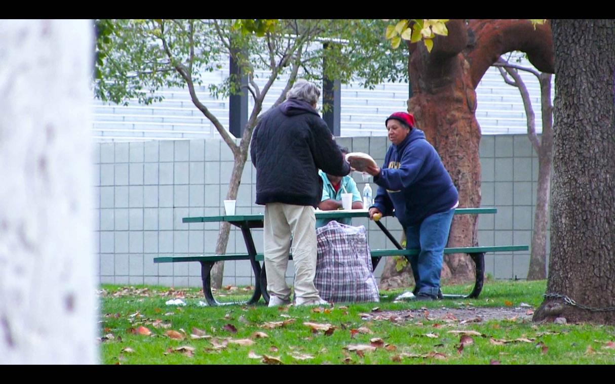 Man geeft dakloze geld en volgt hem om te zien wat hij ermee doet
