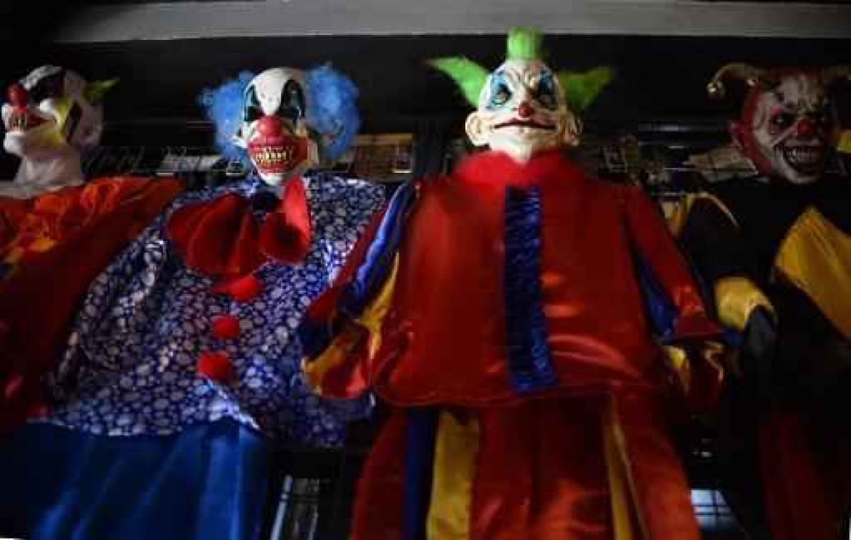 Twee jongemannen uit As ontmaskerd als killerclowns