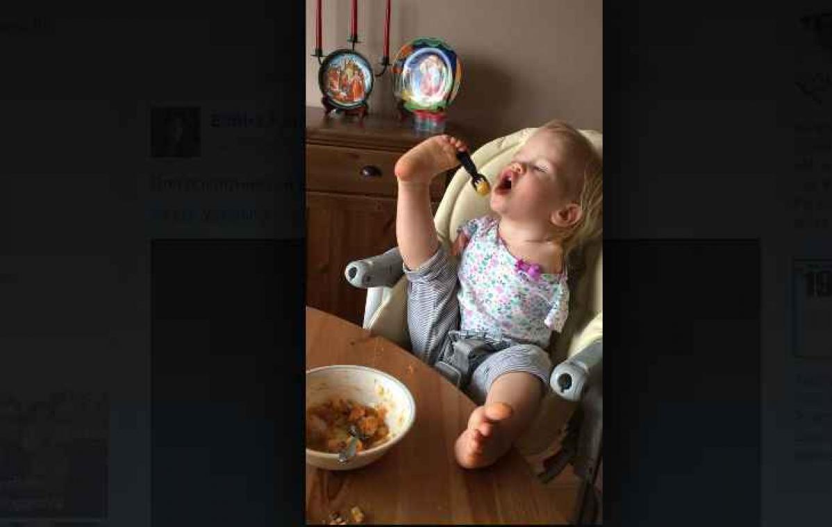 Peuter zonder armen bedenkt creatieve manier om te eten
