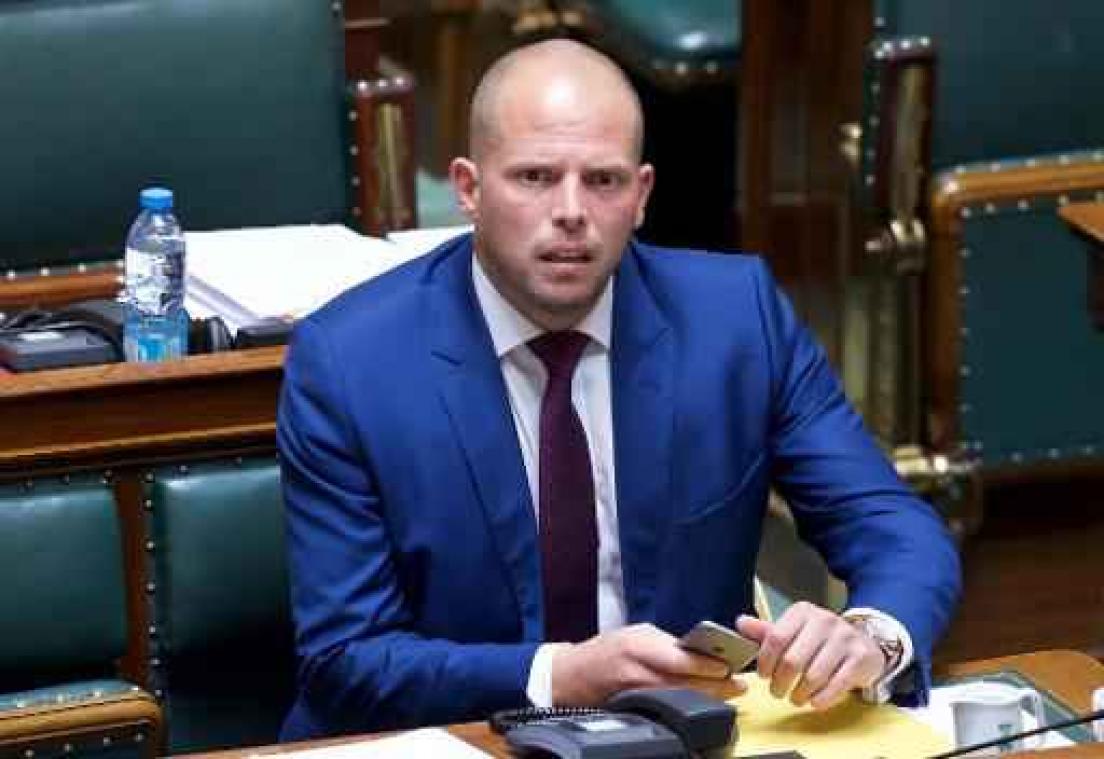 Francken wil regularisatieaanvraag voor illegalen duurder maken