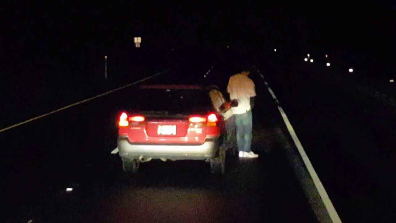 Dronken chauffeur plast in midden van autosnelweg