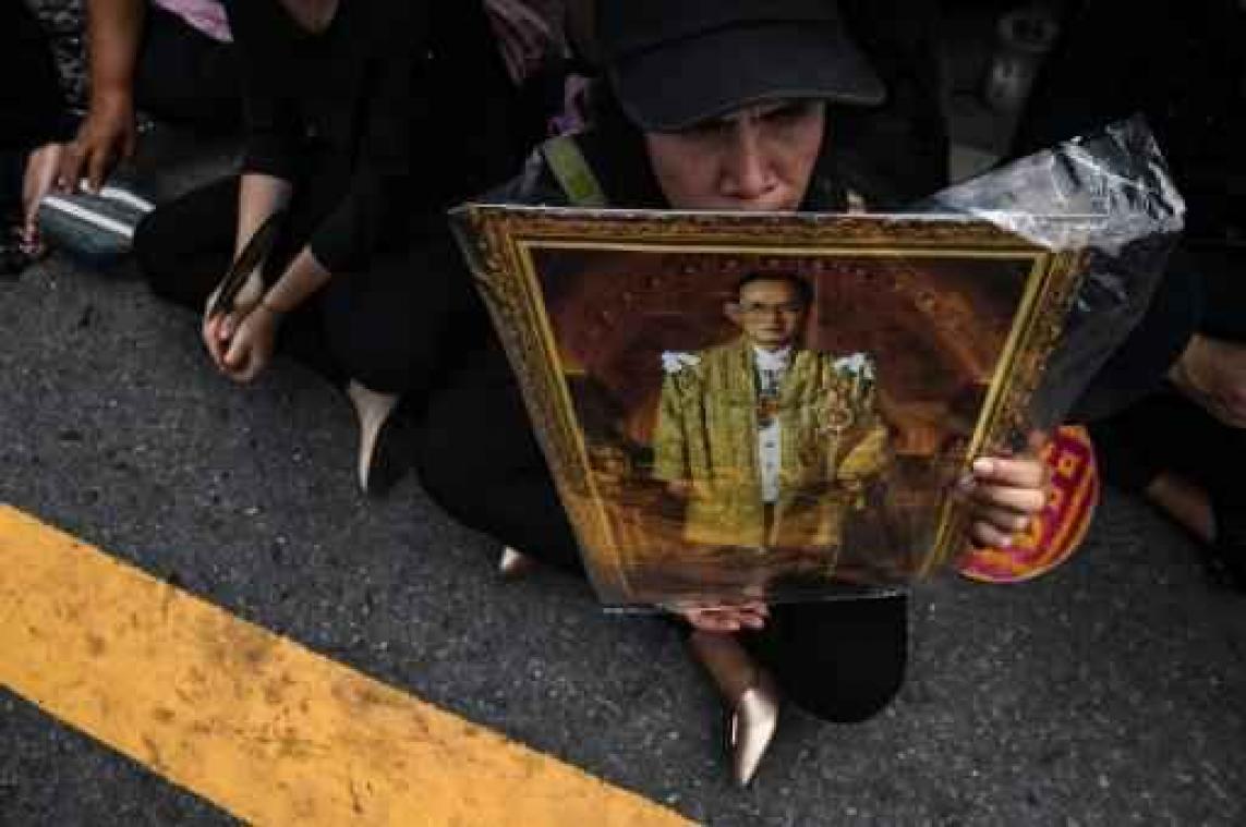 Tienduizenden Thai eren overleden koning Bhumibol