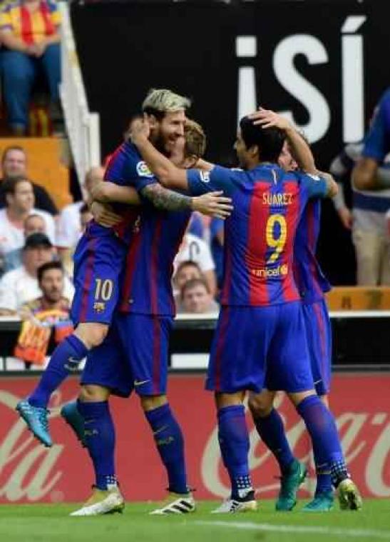 Belgen in het buitenland - Barcelona wint in extremis in Valencia en springt naar eerste plaats in de stand