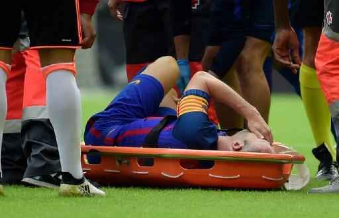 Barcelona is kapitein Andres Iniesta zes tot acht weken kwijt