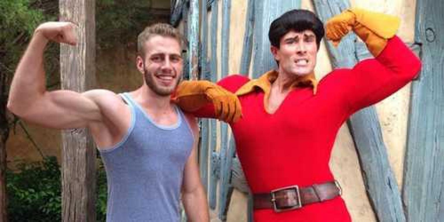 Man daagt Gaston uit voor een push-up wedstrijd in Disney World
