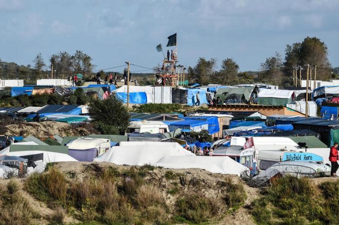 Daags voor ontruiming breken rellen uit in Calais
