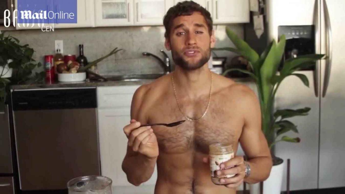 Vergeet Jamie Oliver, dit is dé nieuwe 'naked chef'!