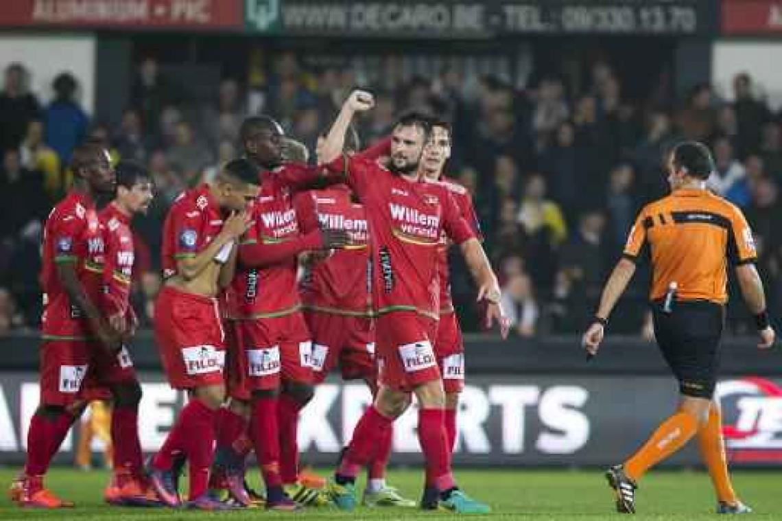 Jupiler Pro League - Thuisnederlaag tegen Oostende brengt Leekens in zware problemen bij Lokeren
