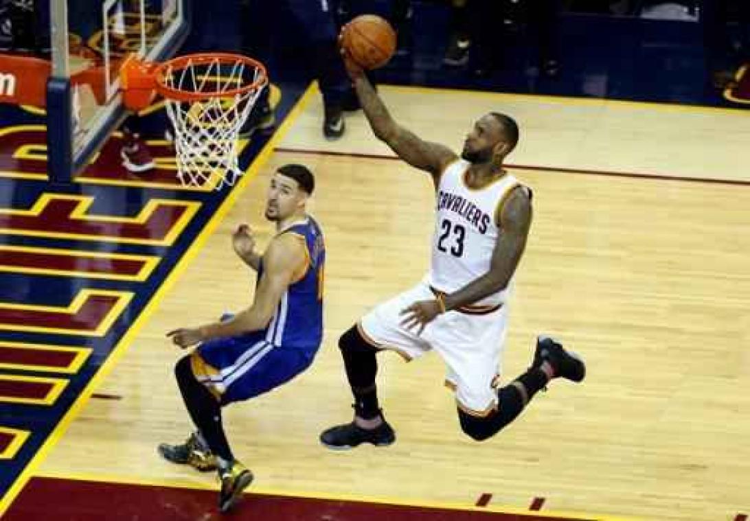 Kampioen Cleveland staat er meteen, Golden State begint met thuisnederlaag