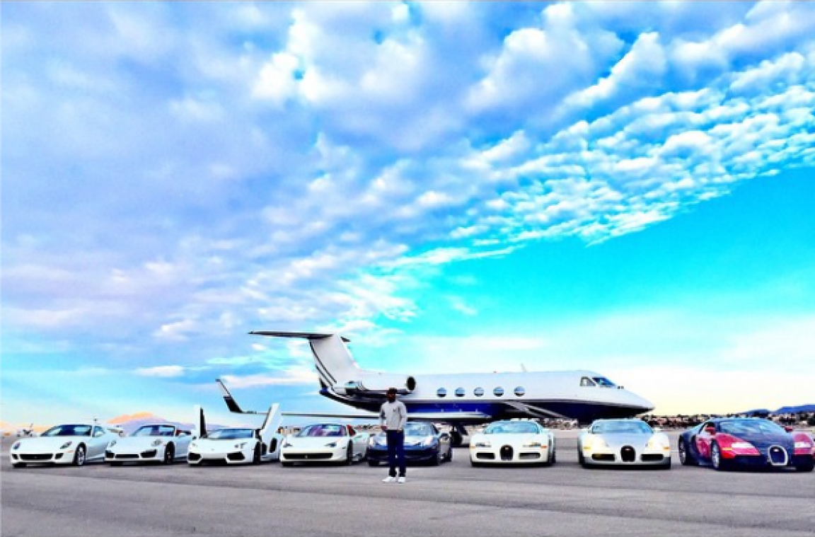 Floyd Mayweather showt zijn luxe wagens en privé-jet op Instagram