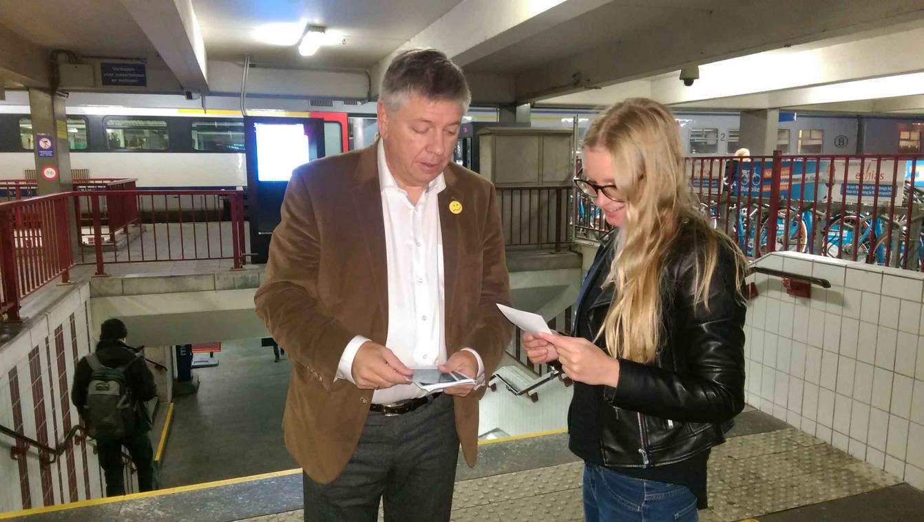 Minister Vandeurzen en campagne 'Herken een beroerte' delen buttons en flyers uit in stations