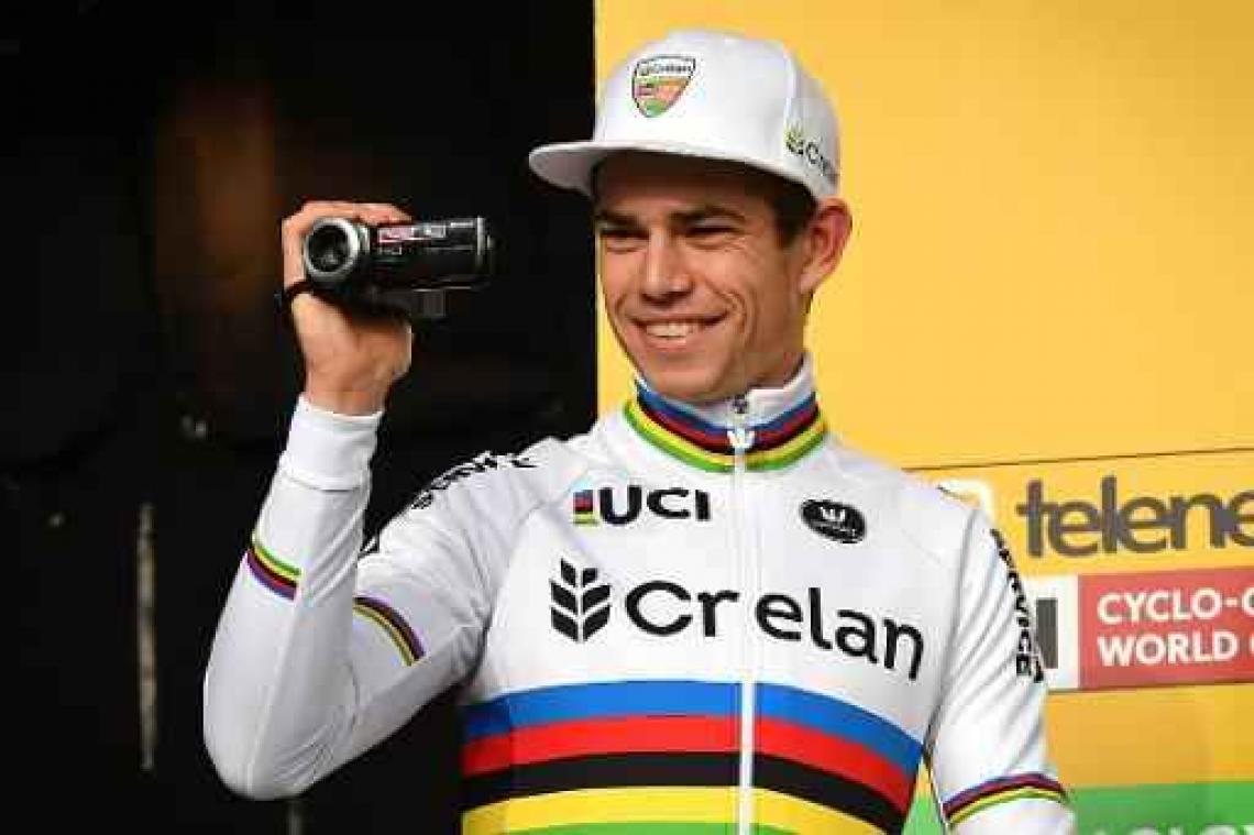 Van Aert legt de druk bij Van der Poel