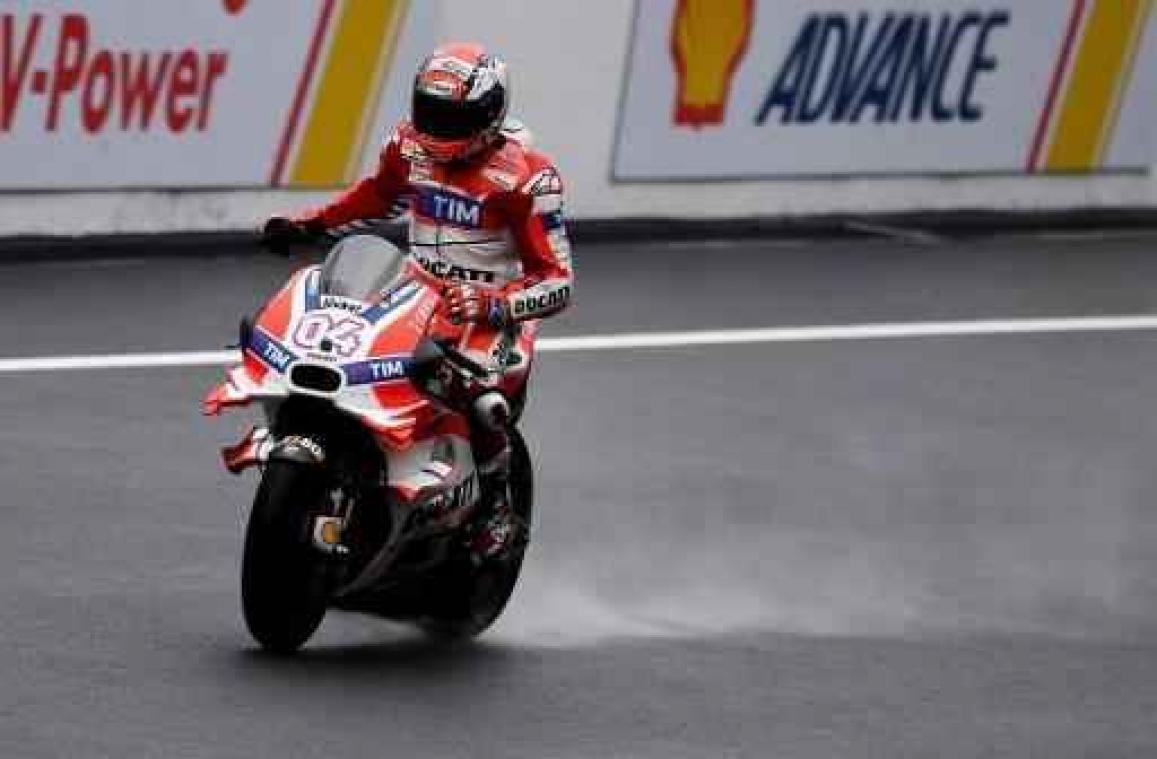 Andrea Dovizioso pakt de zege in MotoGP