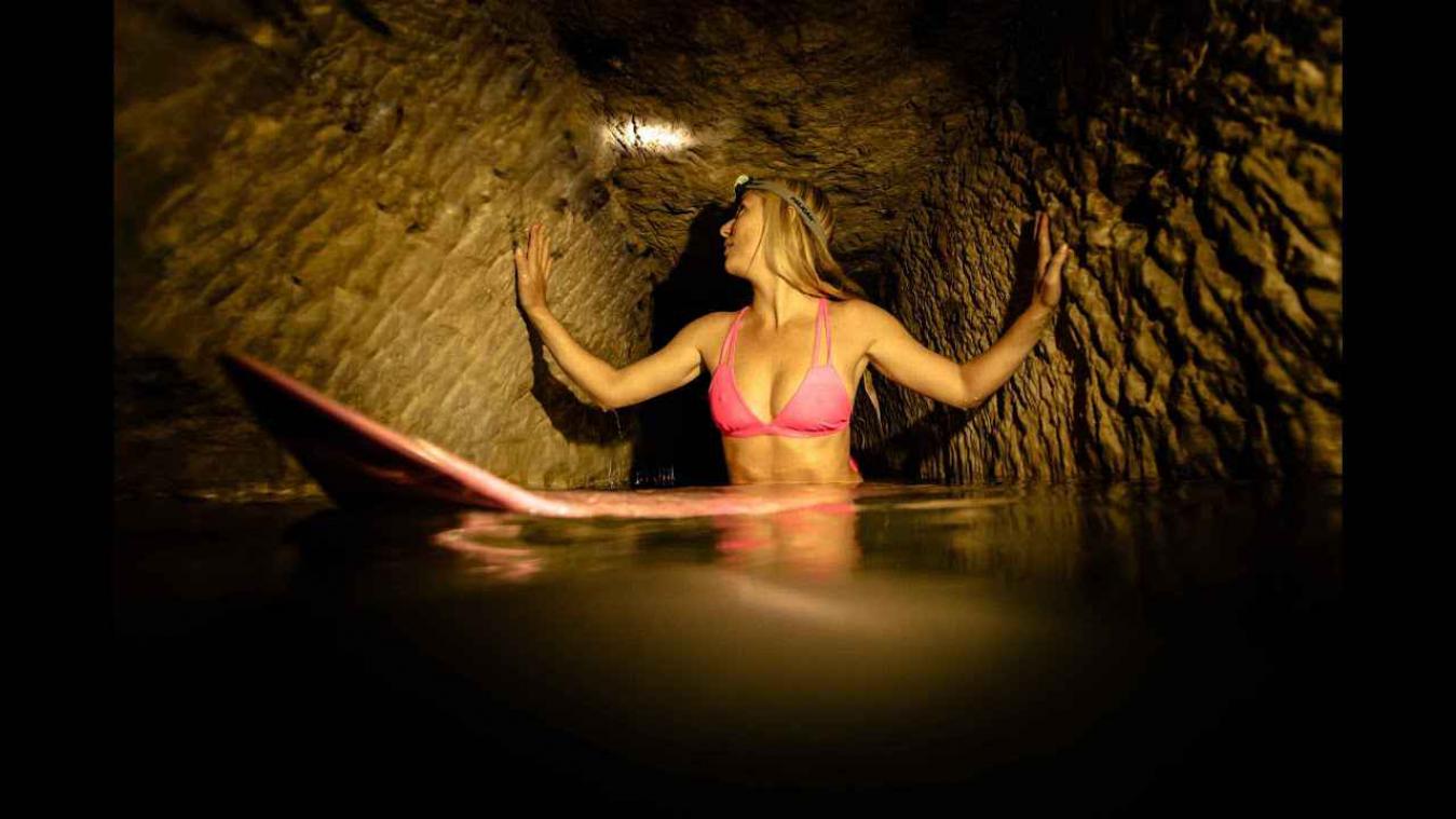 Bikinibabe surft als eerste door Franse catacomben