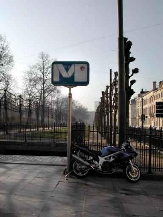 Brusselse metro-ingangen krijgen paaltjes om voertuigen buiten houden