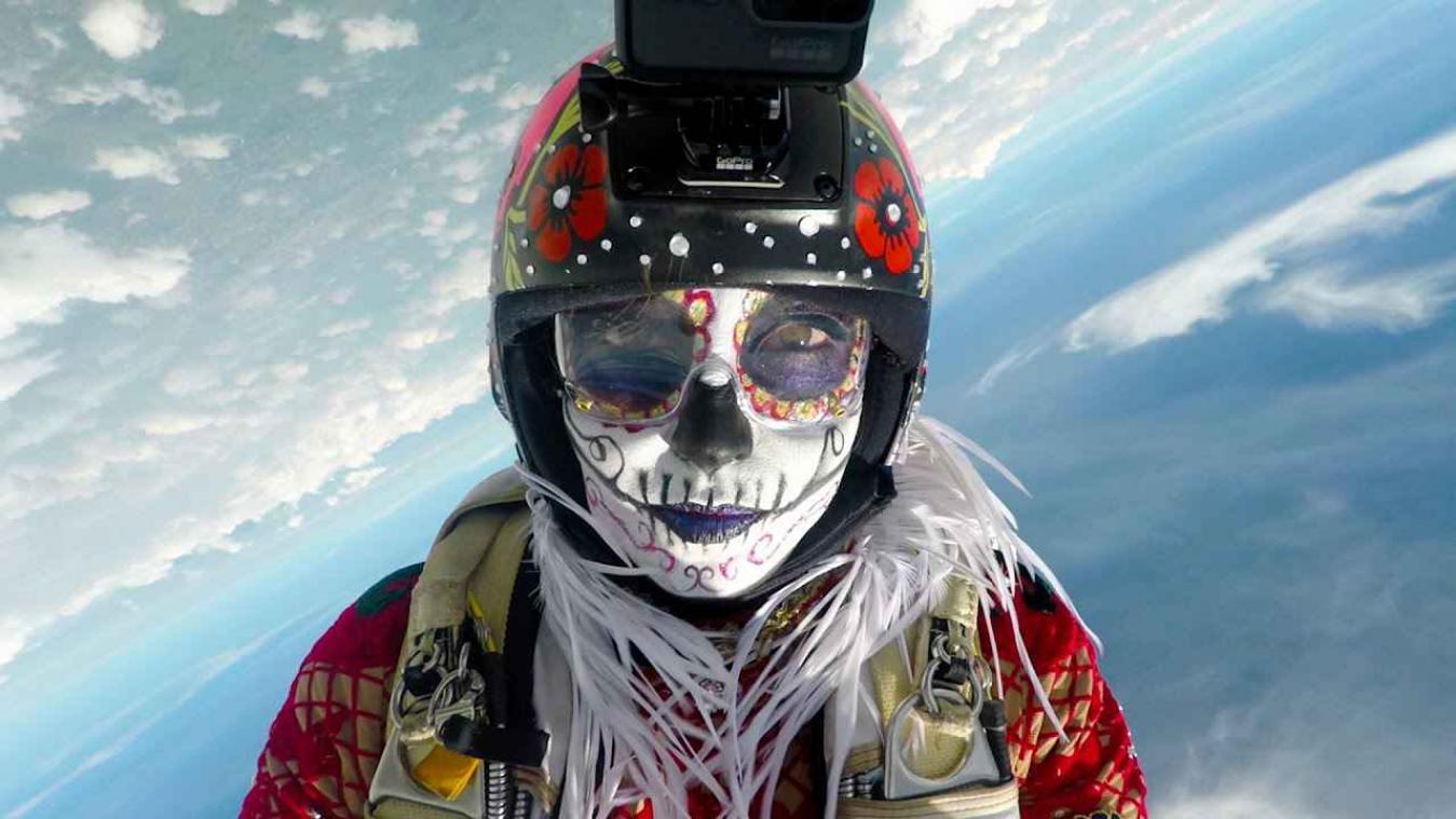 Skydivers vieren 'Dag van de Doden' op geheel eigen manier