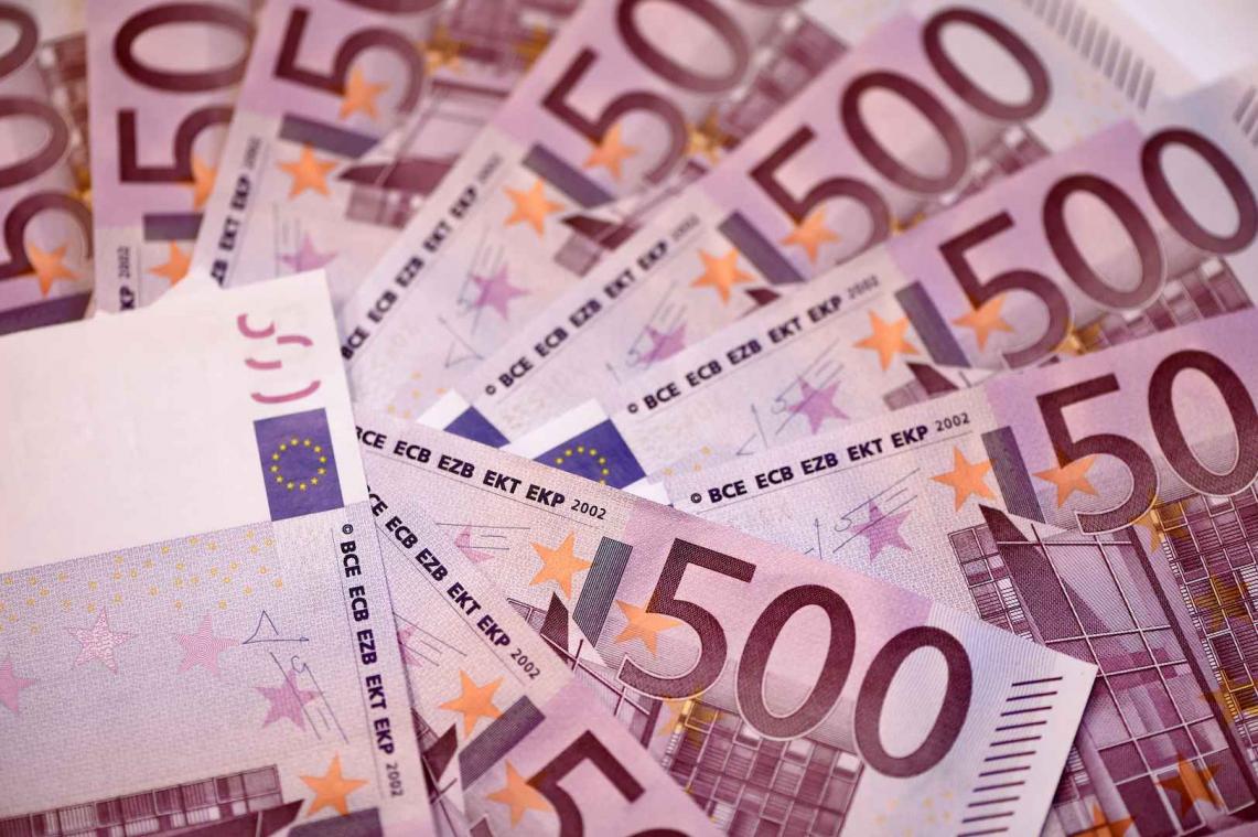 Politieduikers vinden 14 miljoen aan vals geld in stuwmeer