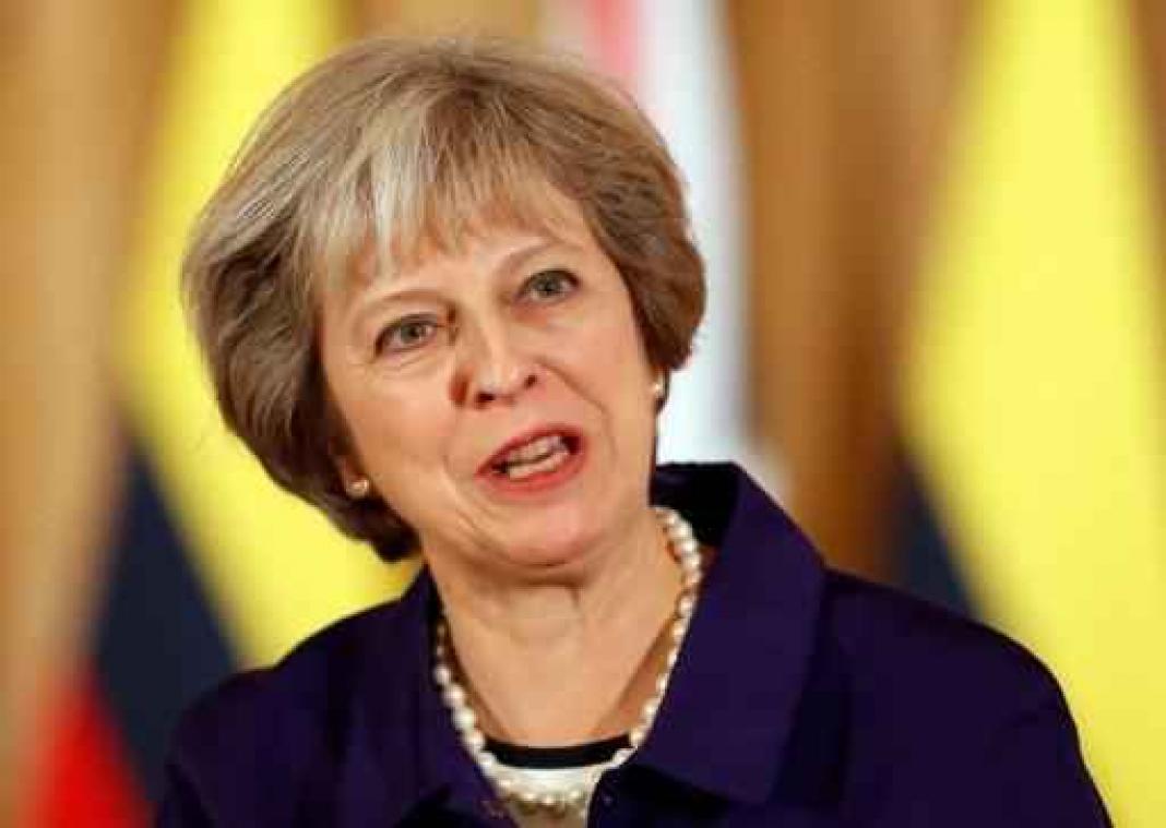 Britse premier May hekelt FIFA-verbod op klaprozen tijdens Engeland-Schotland