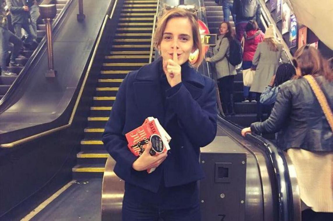 Emma Watson verbergt boeken in metro