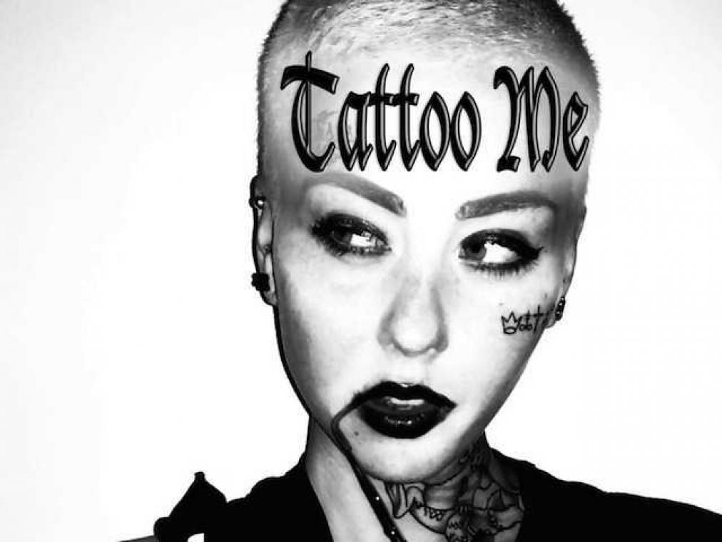 Voor 10 euro mag je je naam laten tatoeëren op het lichaam van deze vrouw