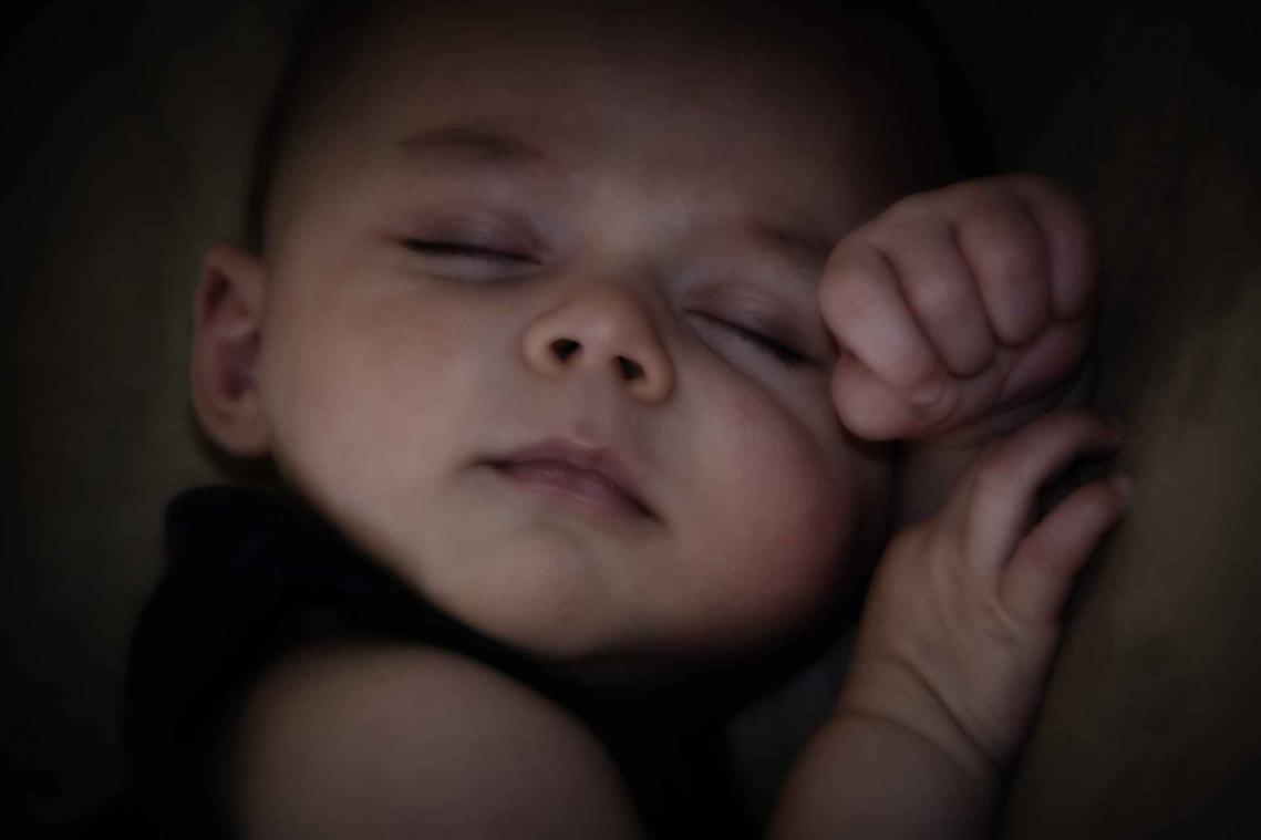 Radiostation met huis-tuin-en-keukengeluiden moet baby's in slaap wiegen