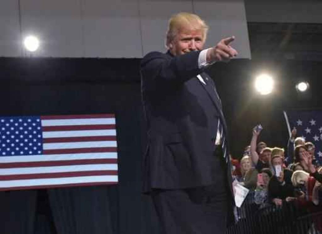 Trump verslaat Clinton in een van drie dorpen die om middernacht gingen stemmen