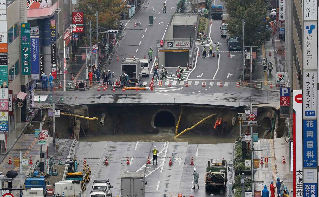 Grondverzakking veroorzaakt enorme put in Japanse stad