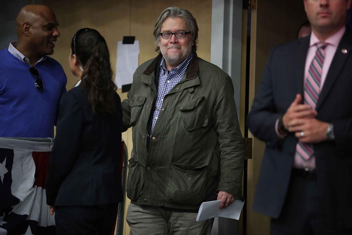 Broek van campagneleider Trump vliegt in brand