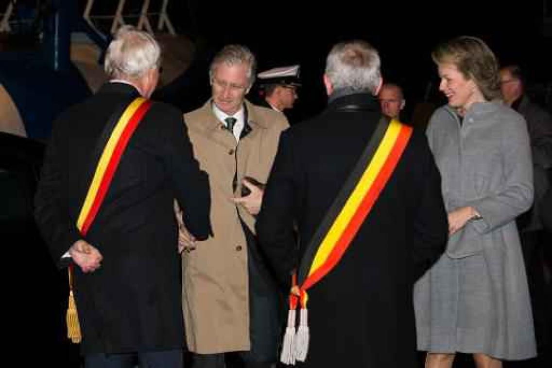 Koning Filip en koningin Mathilde maken trip langs kust