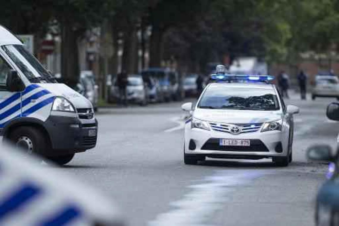 Fout geparkeerde vrachtwagenchauffeur slaat en berooft politie-agent in Elsene