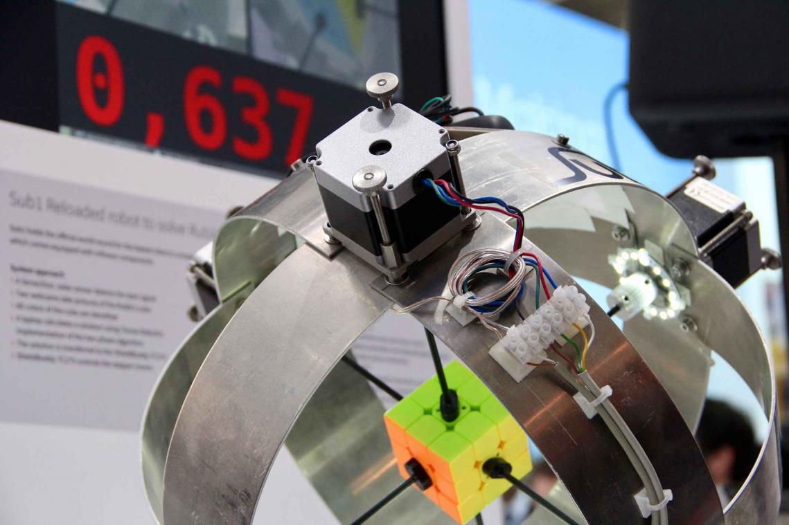 Ongelofelijk: robot lost Rubiks kubus op in een halve seconde