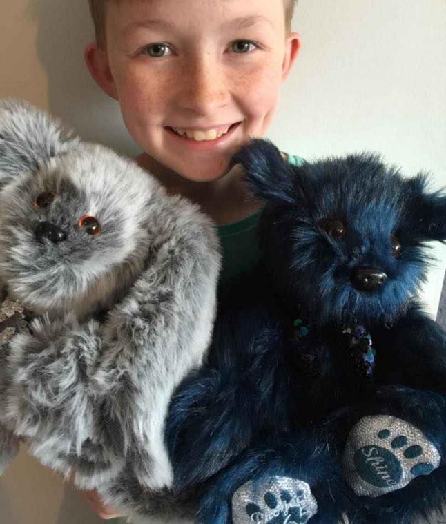 Kleine jongen maakt knuffels voor zieke kinderen