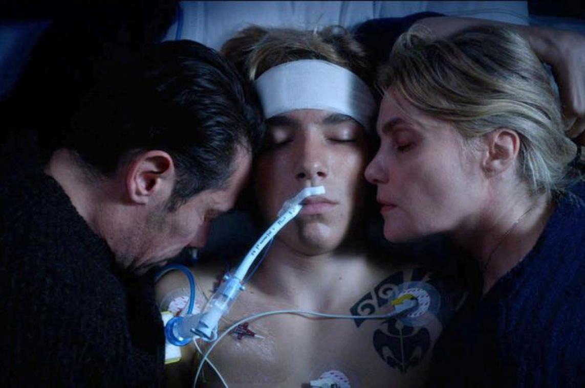 Emmanuelle Seigner staat oog in oog met de dood in Reparer Les Vivants'