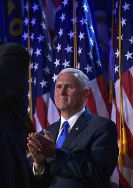 Trump verslaat Clinton - Biden feliciteert opvolger Mike Pence via de telefoon