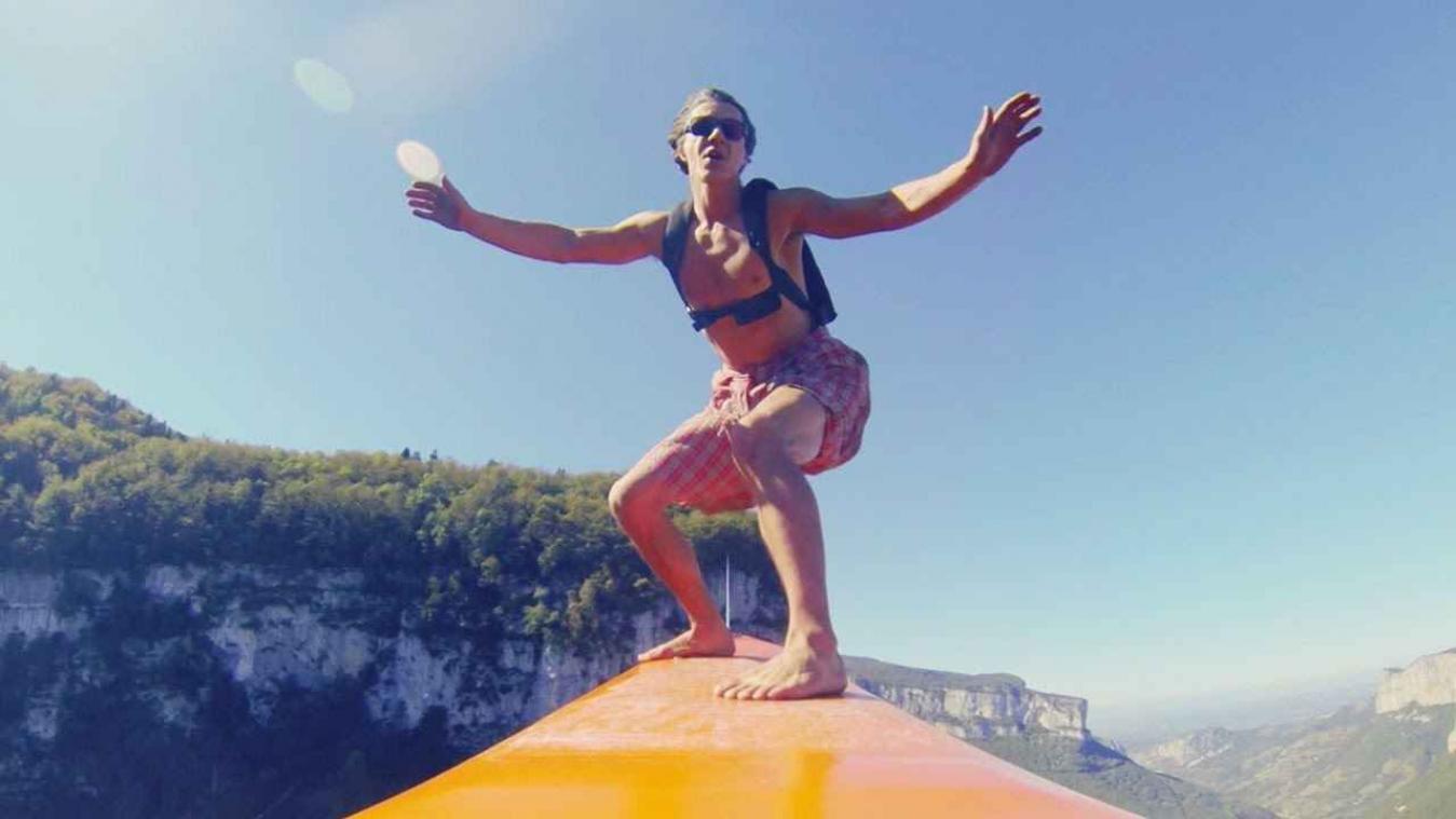 Franse waaghalzen combineren surfen en basejumpen met een deathride